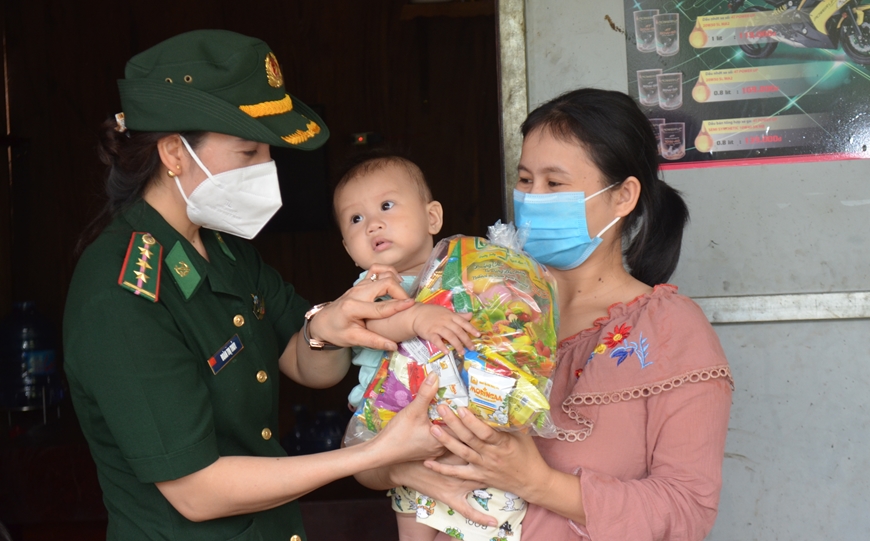 Cán bộ, chiến sĩ BĐBP tỉnh Đắk Lắk đến trực tiếp các gia đình trao quà các em thiếu nhi trong buôn Drang Phốk.